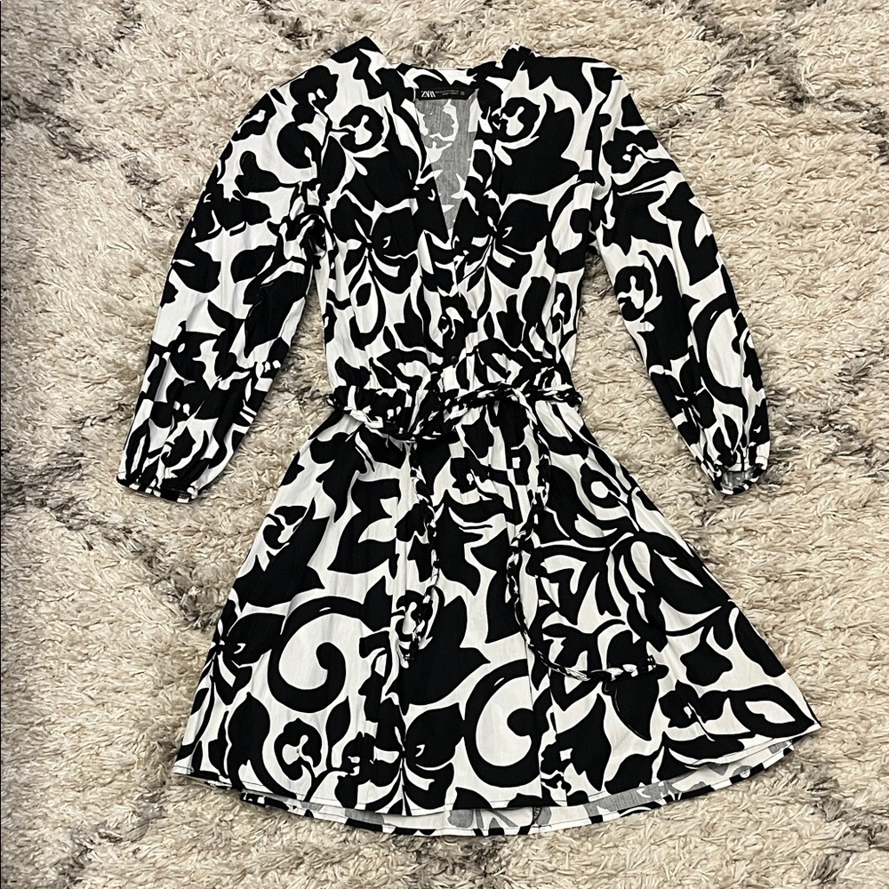 Zara dress. Black and white floral dress. Size xs.